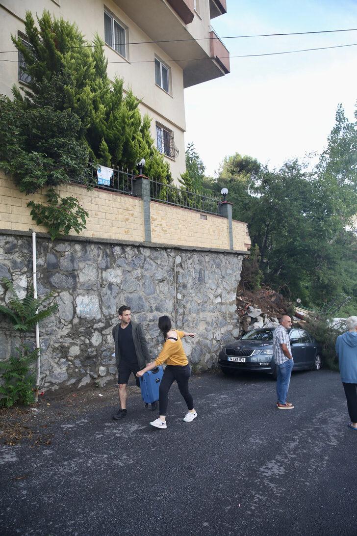 Sarıyer'de bir apartmanın çöken istinat duvarı iki aracın üzerine düştü G5