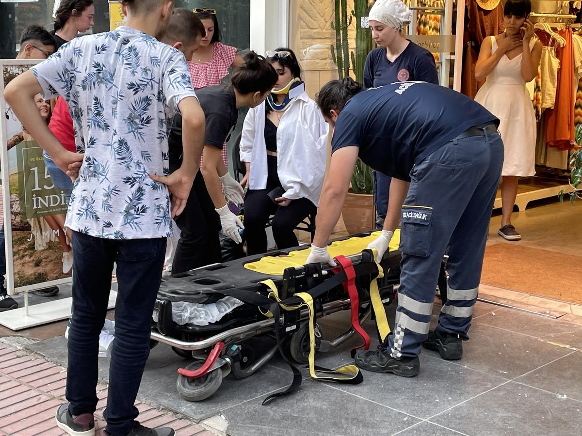 Adana'da, bir apartmandan d&uuml;şen beton par&ccedil;aları kafede oturan 2 kişiyi yaraladı