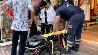 Adana'da, bir apartmandan düşen beton parçaları kafede oturan 2 kişiyi yaraladı