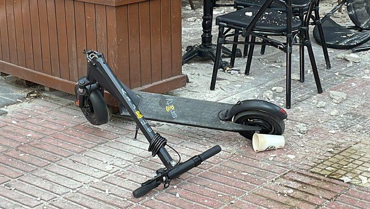 Adana'da, bir apartmandan düşen beton parçaları kafede oturan 2 kişiyi yaraladı G4