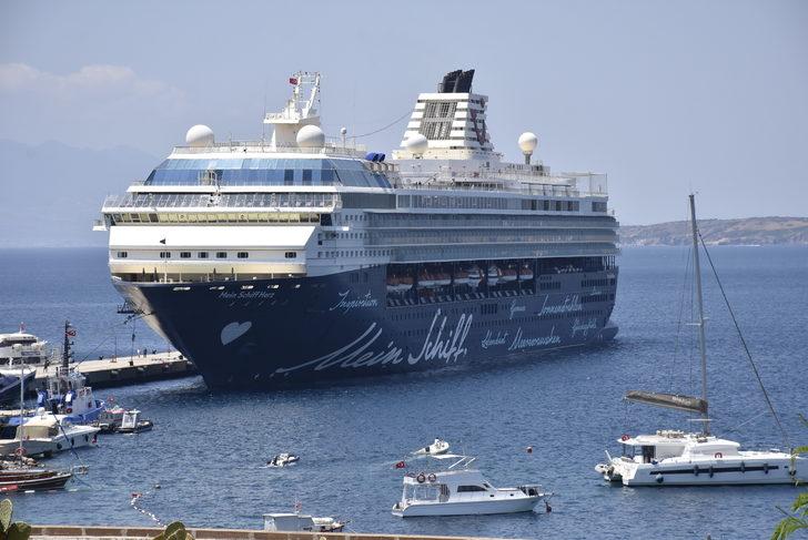 "Mein Schiff Herz" isimli kruvaziyerle  gelen yolcular Bodrum'u gezdi G1