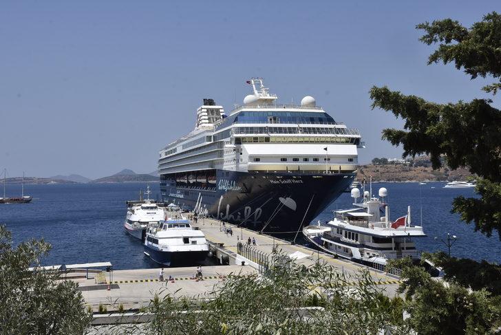 "Mein Schiff Herz" isimli kruvaziyerle  gelen yolcular Bodrum'u gezdi G2