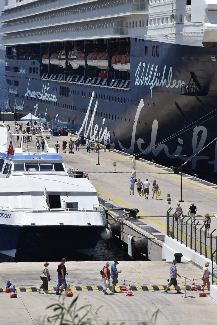 "Mein Schiff Herz" isimli kruvaziyerle  gelen yolcular Bodrum'u gezdi G3