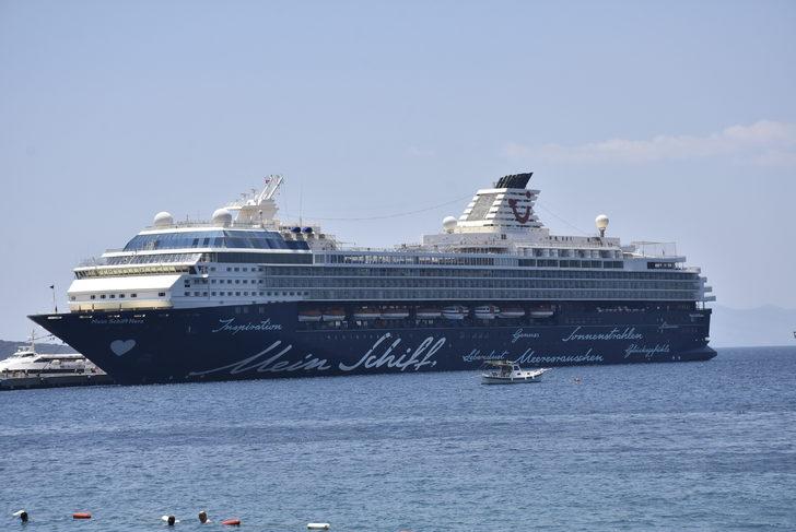"Mein Schiff Herz" isimli kruvaziyerle  gelen yolcular Bodrum'u gezdi G5
