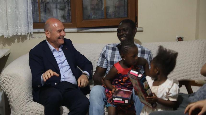 İçişleri Bakanı Soylu'dan İstanbul metrosunda sözlü saldırıya uğrayan Senegalli aileye ziyaret