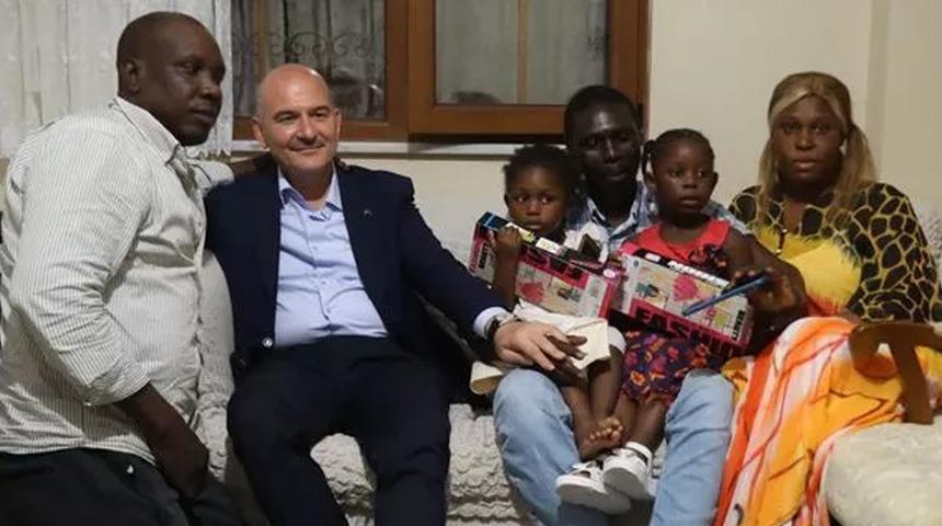 İstanbul metrosunda ırkçı saldırıya uğramışlardı! Bakan Soylu'dan Senegalli aileye ziyaret