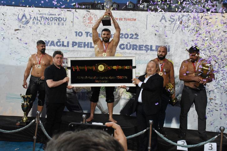 Altınordu Yağlı Güreşleri'nde Hasan Cengiz başpehlivan oldu G3