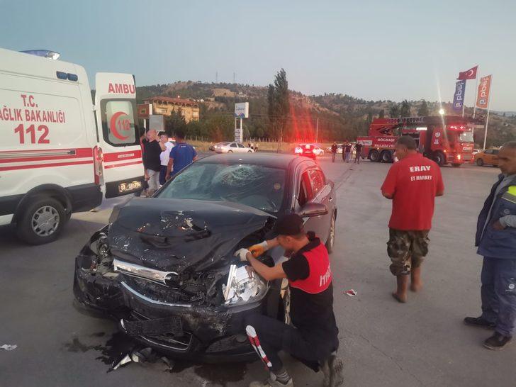Adıyaman'da iki otomobilin çarpıştığı kazada 7 kişi yaralandı G3