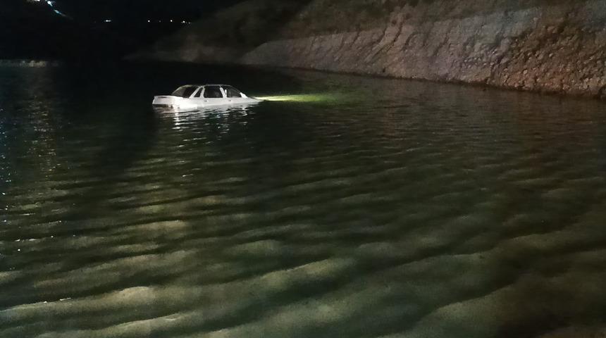 Malatya'da kontrolden &ccedil;ıkan otomobil g&ouml;lete devrildi