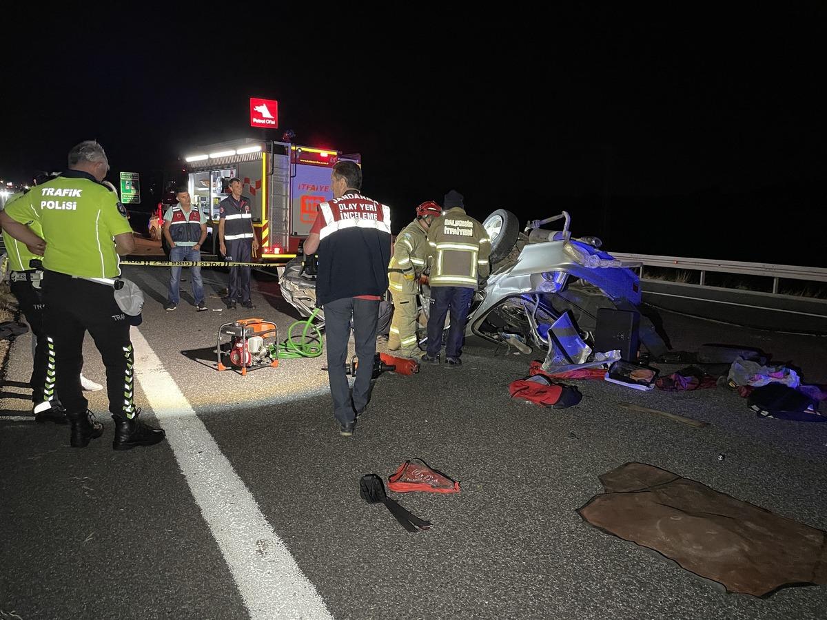 İstanbul-İzmir Otoyolu'nda otomobil bariyerlere &ccedil;arptı, 3 kişi &ouml;ld&uuml;, 2 kişi yaralandı