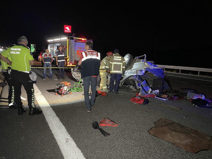 GÜNCELLEME - İstanbul-İzmir Otoyolu'nda otomobil bariyere çarptı, 3 kişi öldü, 2 kişi yaralandı G1