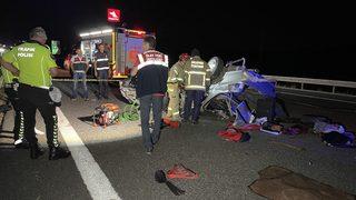 GÜNCELLEME - İstanbul-İzmir Otoyolu'nda otomobil bariyere çarptı, 3 kişi öldü, 2 kişi yaralandı