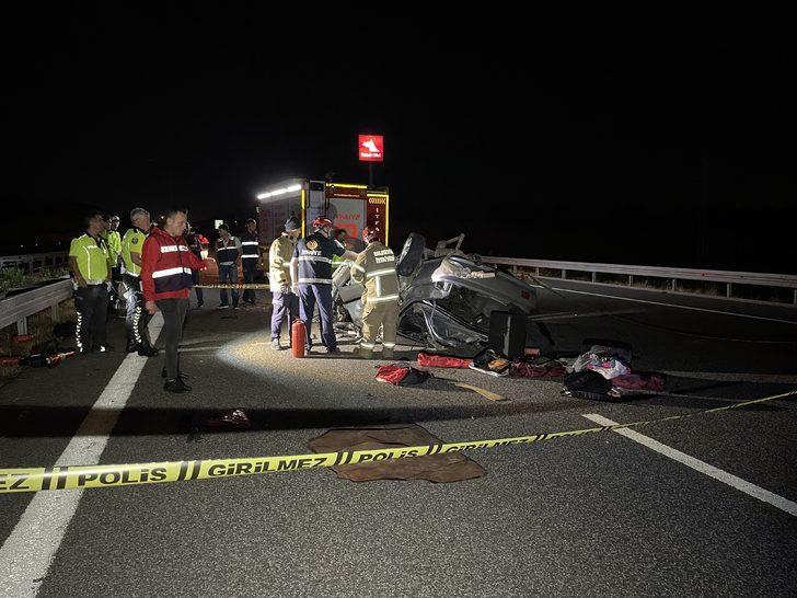 GÜNCELLEME - İstanbul-İzmir Otoyolu'nda otomobil bariyere çarptı, 3 kişi öldü, 2 kişi yaralandı G2