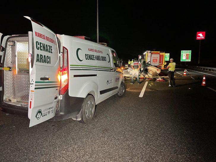 GÜNCELLEME - İstanbul-İzmir Otoyolu'nda otomobil bariyere çarptı, 3 kişi öldü, 2 kişi yaralandı G3