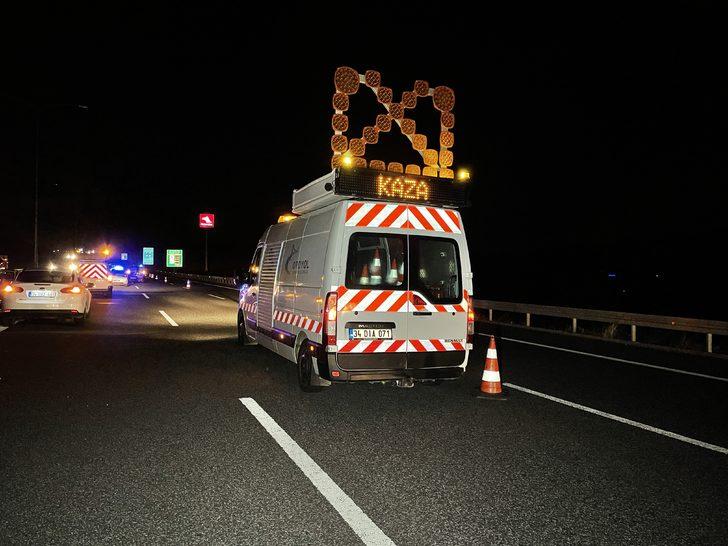 GÜNCELLEME - İstanbul-İzmir Otoyolu'nda otomobil bariyere çarptı, 3 kişi öldü, 2 kişi yaralandı G4