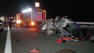 Balıkesir'de bariyerlere çarpan otomobil karşı şeride geçip devrildi! 3 kişi öldü, 2 kişi yaralandı