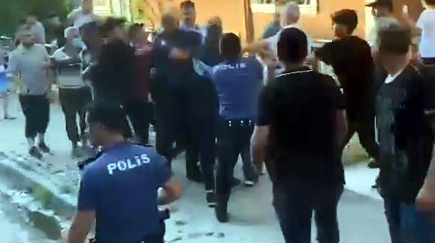 Sokak ortasında dehşet anları: Ev sahibi kiracısına fena saldırdı! Polis g&uuml;&ccedil;l&uuml;kle yatıştırdı