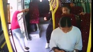 Seyir halindeki minibüsten düşen yolcu hayatını kaybetti! Korkunç olay kamerada