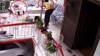 Balkonda uyurken hayatının şokunu yaşadı! Şaşkına çeviren olay kamerada