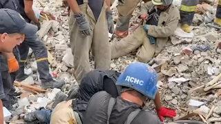 Rusya, Ukrayna'da 2 binayı yerle bir etti! Ölü ve yaralılar var