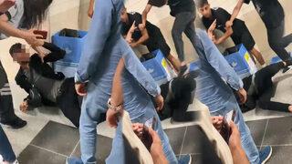 Bursa'da metroda iğrenç olay! Öfkeli kalabalık yabancı uyruklu kişiyi darp etti