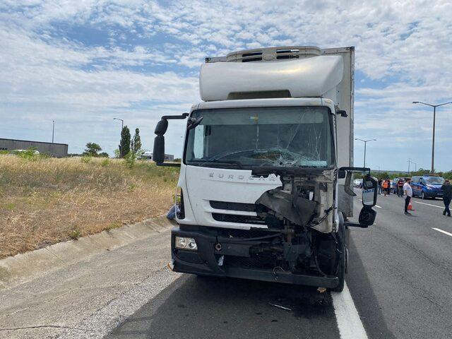 Tekirdağ'da kamyonun çarptığı hafif ticari araçtaki 3 kişi öldü, 5 kişi yaralandı