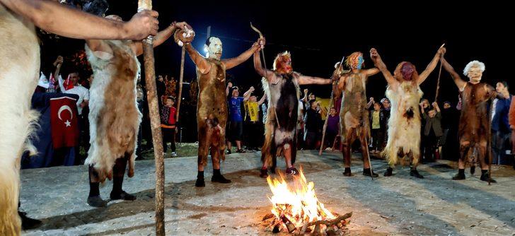 Yılda bir kez gerçekleşiyor, herkes meydana akın ediyor! Kurban derisiyle korkunç gösteri G2