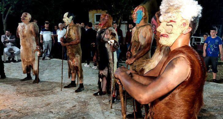Yılda bir kez gerçekleşiyor, herkes meydana akın ediyor! Kurban derisiyle korkunç gösteri G3