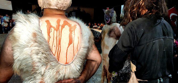 Yılda bir kez gerçekleşiyor, herkes meydana akın ediyor! Kurban derisiyle korkunç gösteri G4