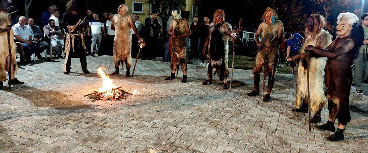 Yılda bir kez gerçekleşiyor, herkes meydana akın ediyor! Kurban derisiyle korkunç gösteri G5