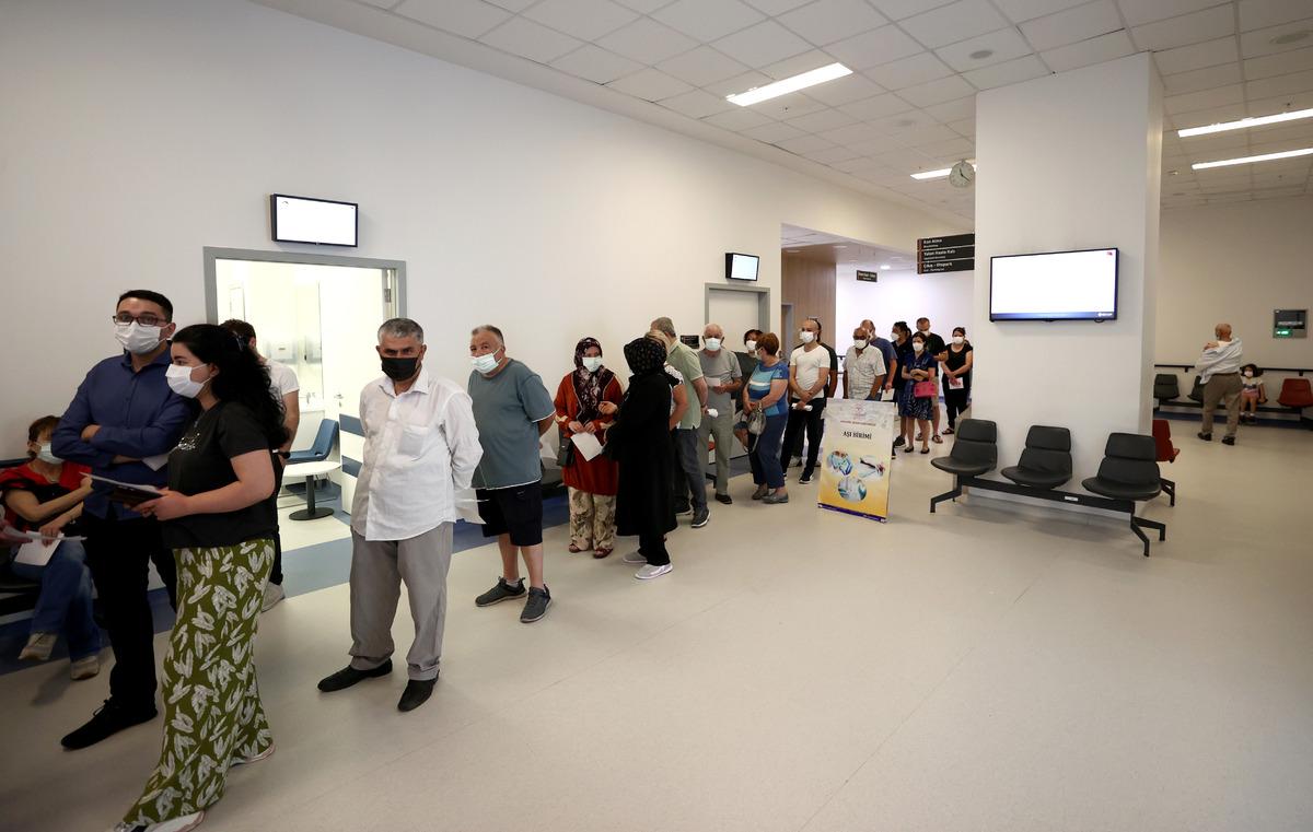 Kovid-19'a karşı yeni hatırlatma dozuna yoğun ilgi