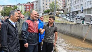 Vali Yerlikaya ile Bakan Soylu,  Esenyurt'ta selden etkilenen yerleri ziyaret etti