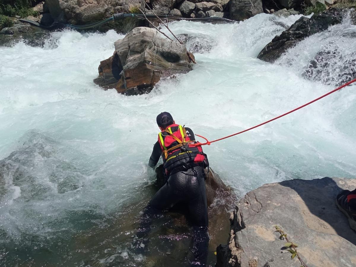 M&uuml;k&uuml;s &Ccedil;ayı'na d&uuml;şen hemşireyi 130 kişilik ekip arıyor