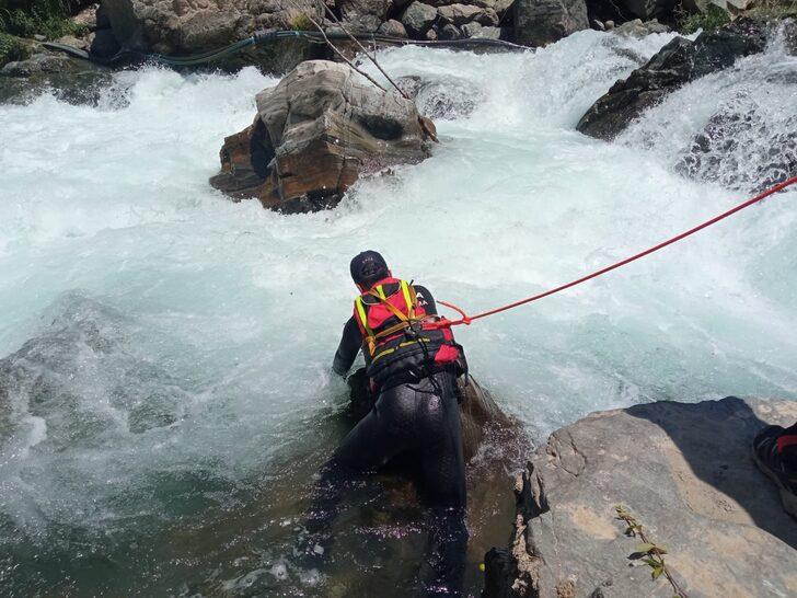 Müküs Çayı'na düşen hemşireyi 130 kişilik ekip arıyor G1