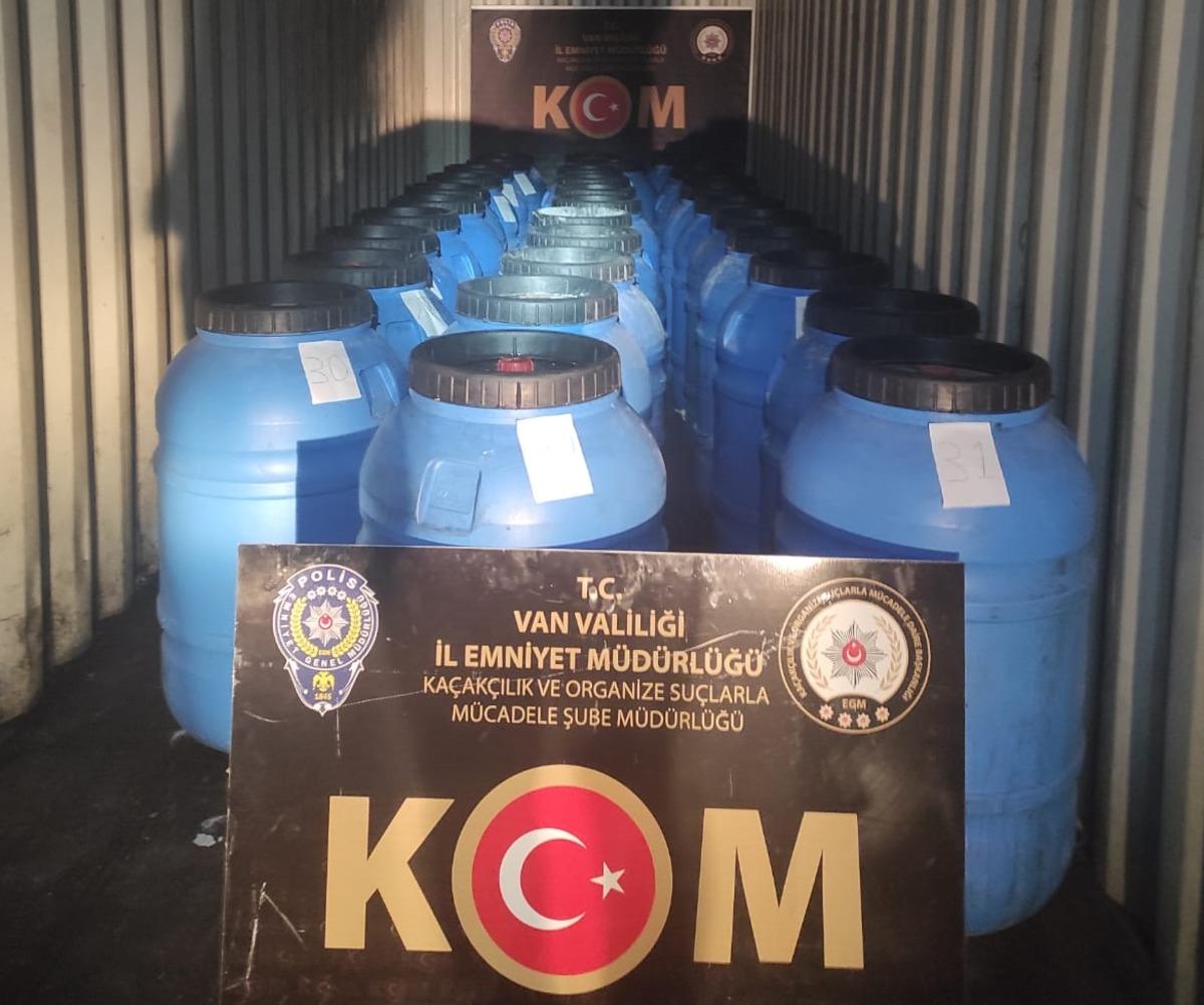 Van'da 5 ton 420 litre sahte i&ccedil;ki ele ge&ccedil;irildi