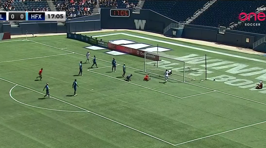 Futbol sahalarında daha önce böylesi görülmedi! Takımının golünü çizgiden çıkardı, herkesi çıldırttı...