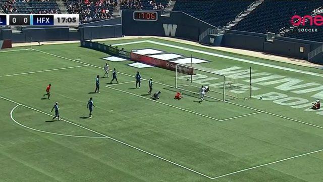 Futbol sahalarında daha önce böylesi görülmedi! Takımının golünü çizgiden çıkardı, herkesi çıldırttı...