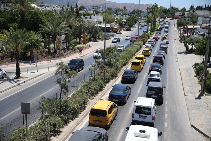 Muğla'nın turistik ilçelerinde bayram trafiği yoğunluğu yaşanıyor G3