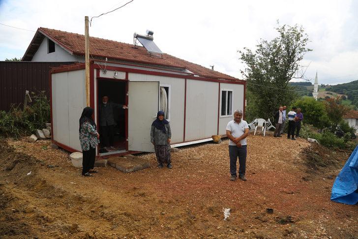 Kocaeli'de bayram ziyaretindeyken evleri yıkılan çifte prefabrik konut verildi G2