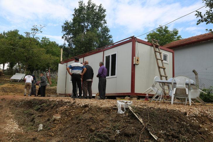 Kocaeli'de bayram ziyaretindeyken evleri yıkılan çifte prefabrik konut verildi G3