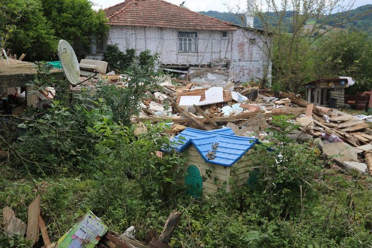 Kocaeli'de bayram ziyaretindeyken evleri yıkılan çifte prefabrik konut verildi G5