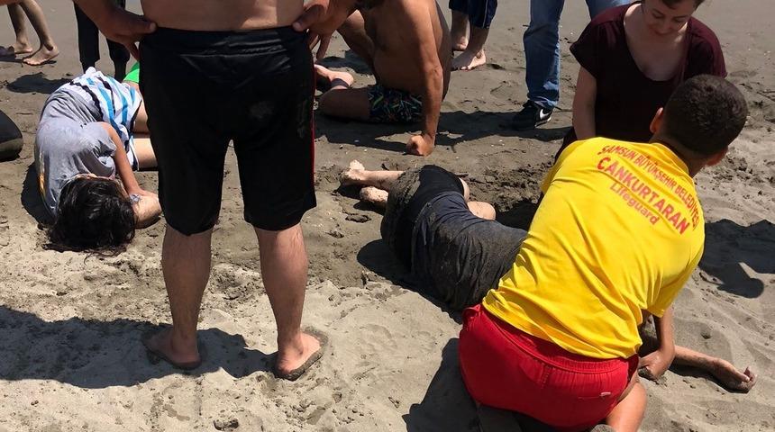 Samsun'da denizde boğulma tehlikesi geçiren 2 kız çocuğu hastaneye kaldırıldı