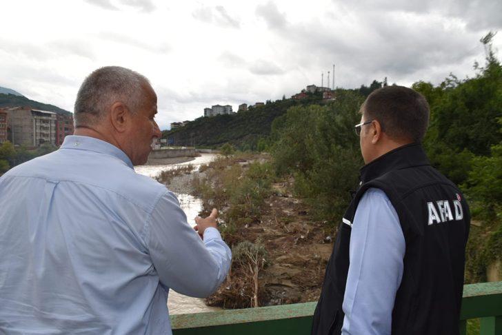 Karabük'te selin izlerini silmek için başlatılan çalışmalar bayramda da sürüyor G2
