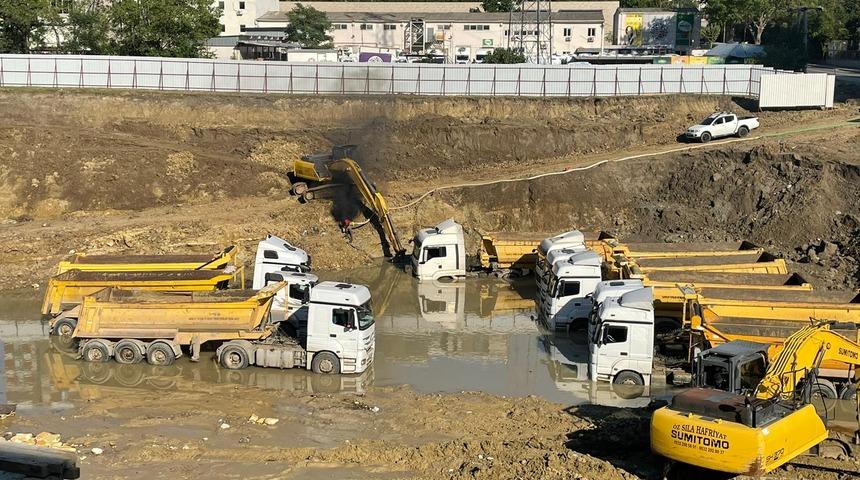 Bağcılar'da sağanakta su altında kalan 15 iş aracını kurtarma çalışmaları sürüyor