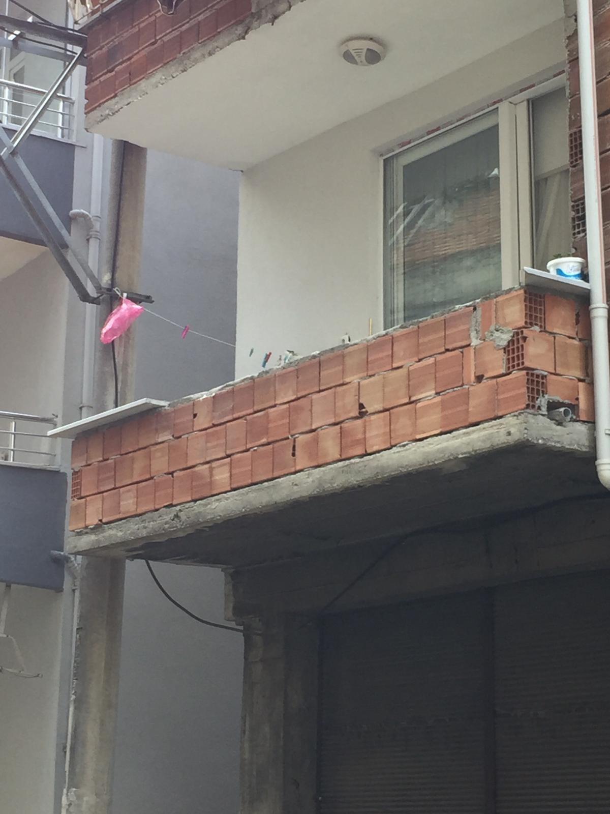 Ordu&rsquo;da mermerin kırılması sonucu balkondan d&uuml;şen gen&ccedil; ağır yaralandı