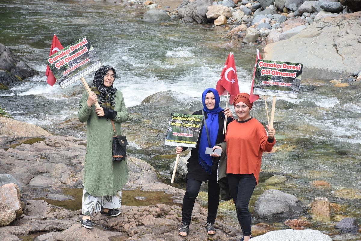 Giresun'un &Ccedil;anak&ccedil;ı il&ccedil;esinde yapılması planlanan HES'e karşı y&uuml;r&uuml;d&uuml;ler