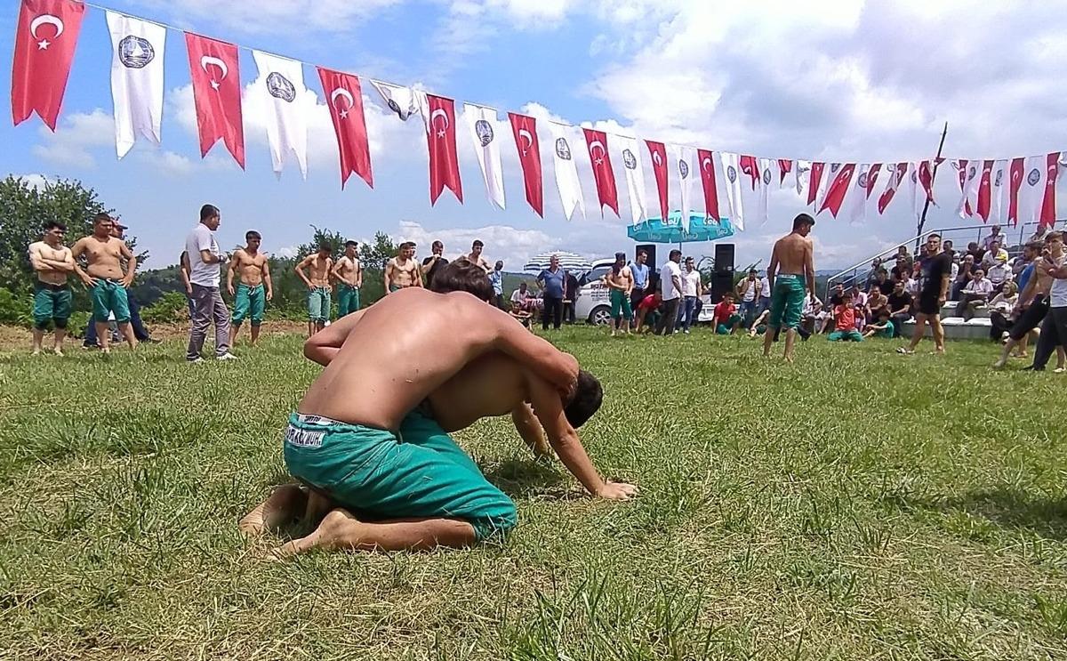 Geleneksel Bey&ouml;ren K&ouml;y&uuml; Karakucak Bayram G&uuml;reşleri'nde Ahmet Faruk Uğur başpehlivan oldu