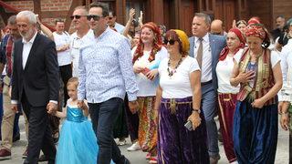 Düzce'de tarihi mahallede düzenlenen şenlik renkli görüntülerle başladı