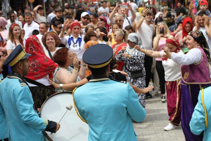 Düzce'de tarihi mahallede düzenlenen şenlik renkli görüntülerle başladı G3