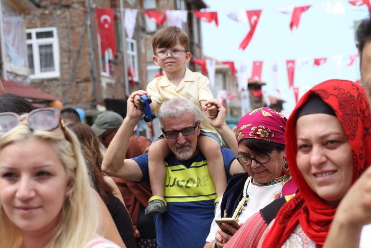 Düzce'de tarihi mahallede düzenlenen şenlik renkli görüntülerle başladı G5
